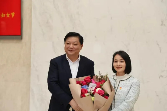 鲜花赠巾帼 情暖妇女节丨长沙经开区党工委书记、长沙县委书记付旭明调研尊龙凯时环保 走访慰问优秀女性人才代表徐小英